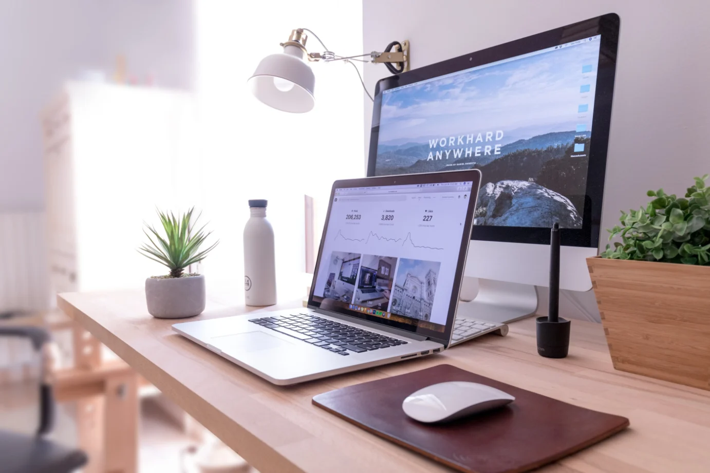 Illustration d'un bureau avec un ordinateur